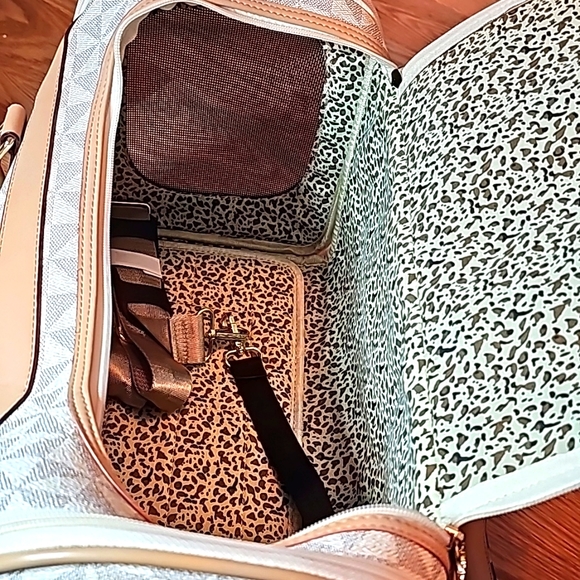 Designer Inspired Dog Travel Bag - Picture 4 of 7